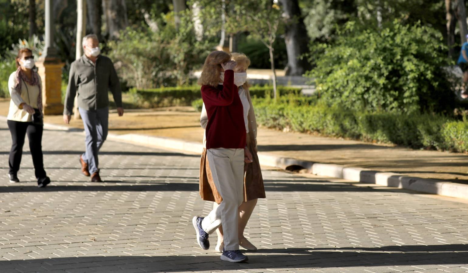 Desescalada Sevilla: Salida de los mayores por las calles de la ciudad