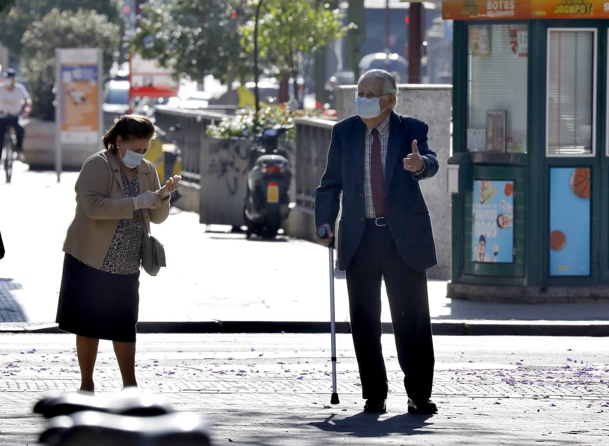 Desescalada Sevilla: Salida de los mayores por las calles de la ciudad