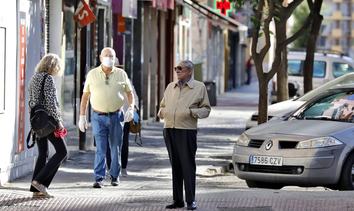 Desescalada Sevilla: Salida de los mayores por las calles de la ciudad