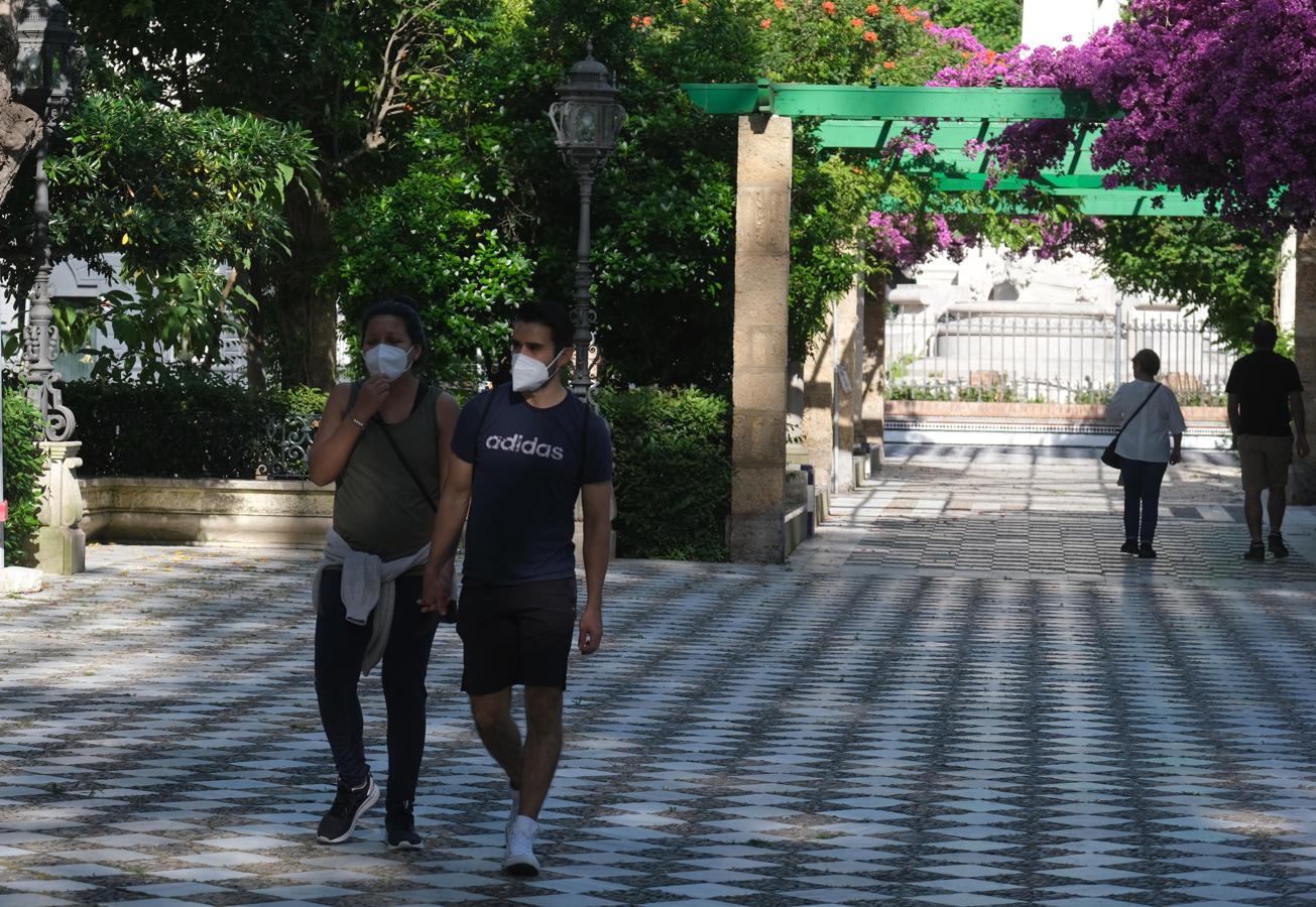 FOTOS: Cádiz disfruta en la calle del segundo día de libertad controlada