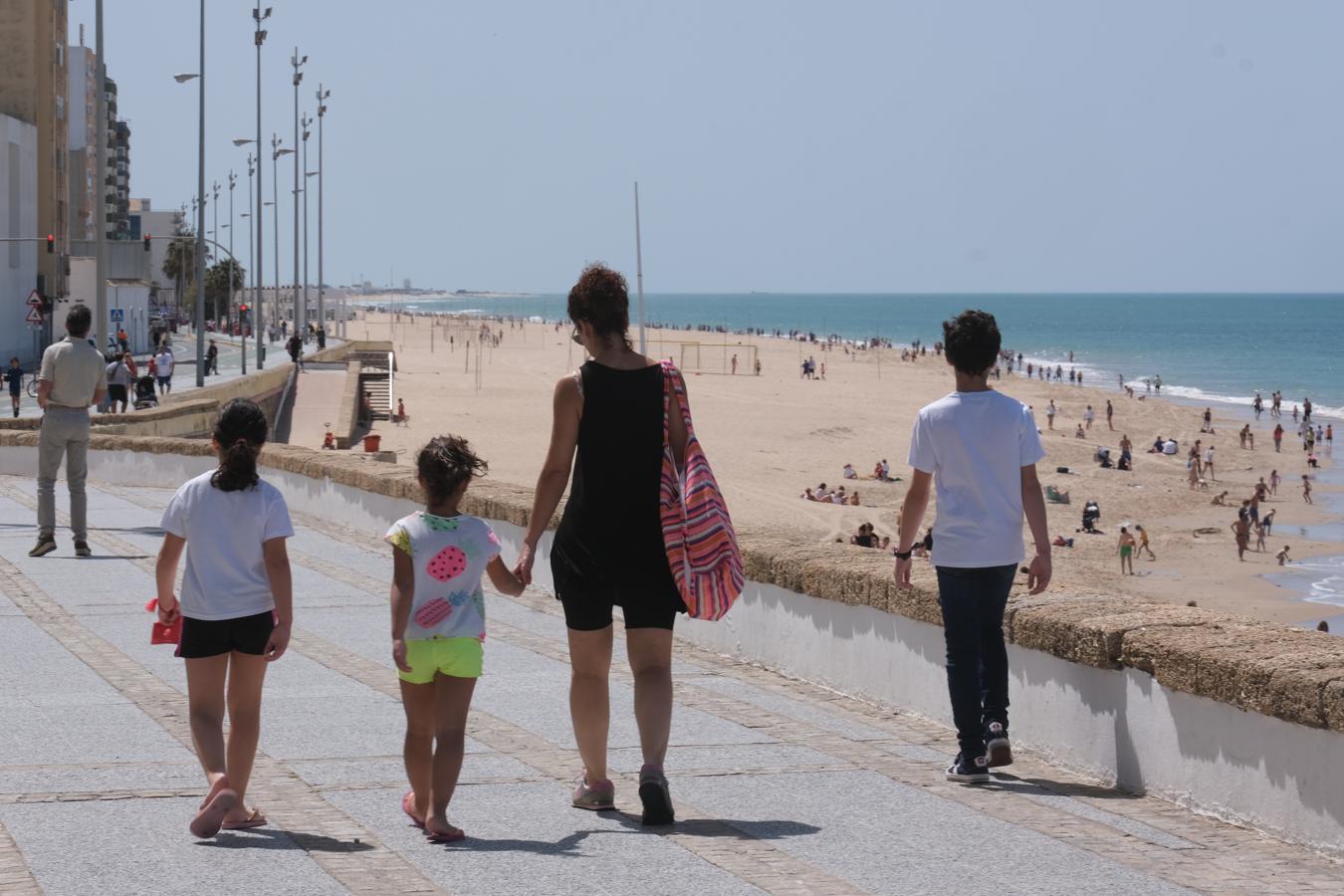 FOTOS: Cádiz disfruta en la calle del segundo día de libertad controlada