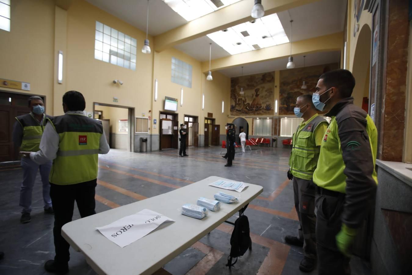 En imágenes, reparto de las mascarillas para el transporte público en Sevilla