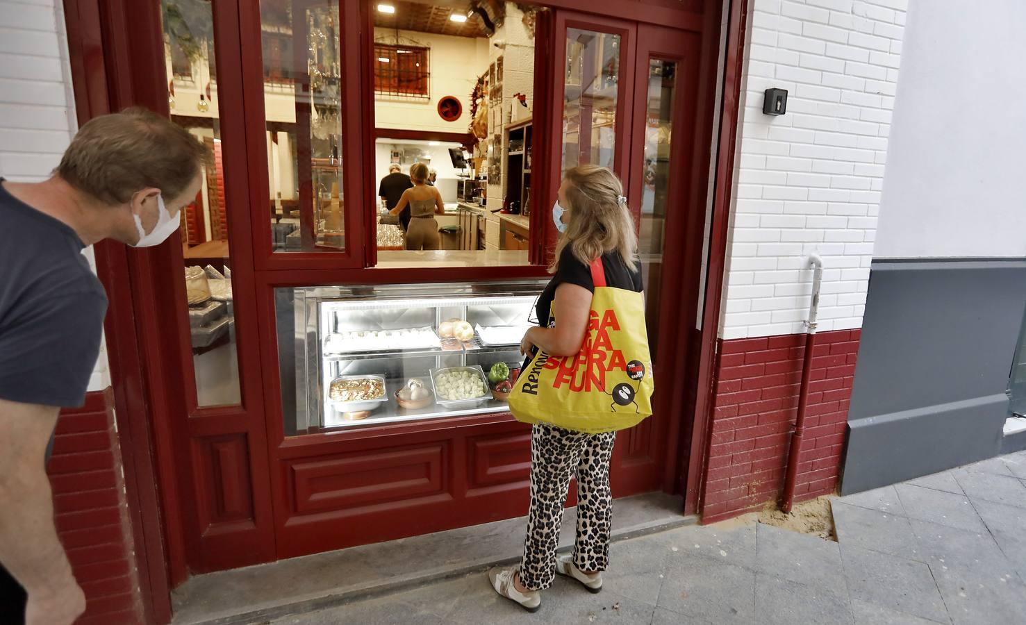 Algunos bares y restaurantes comienzan a servir comida en Sevilla