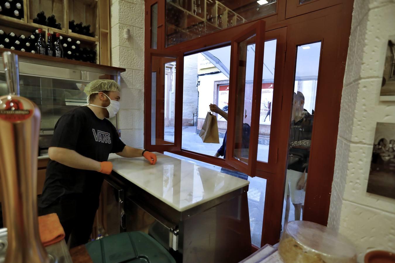 Algunos bares y restaurantes comienzan a servir comida en Sevilla