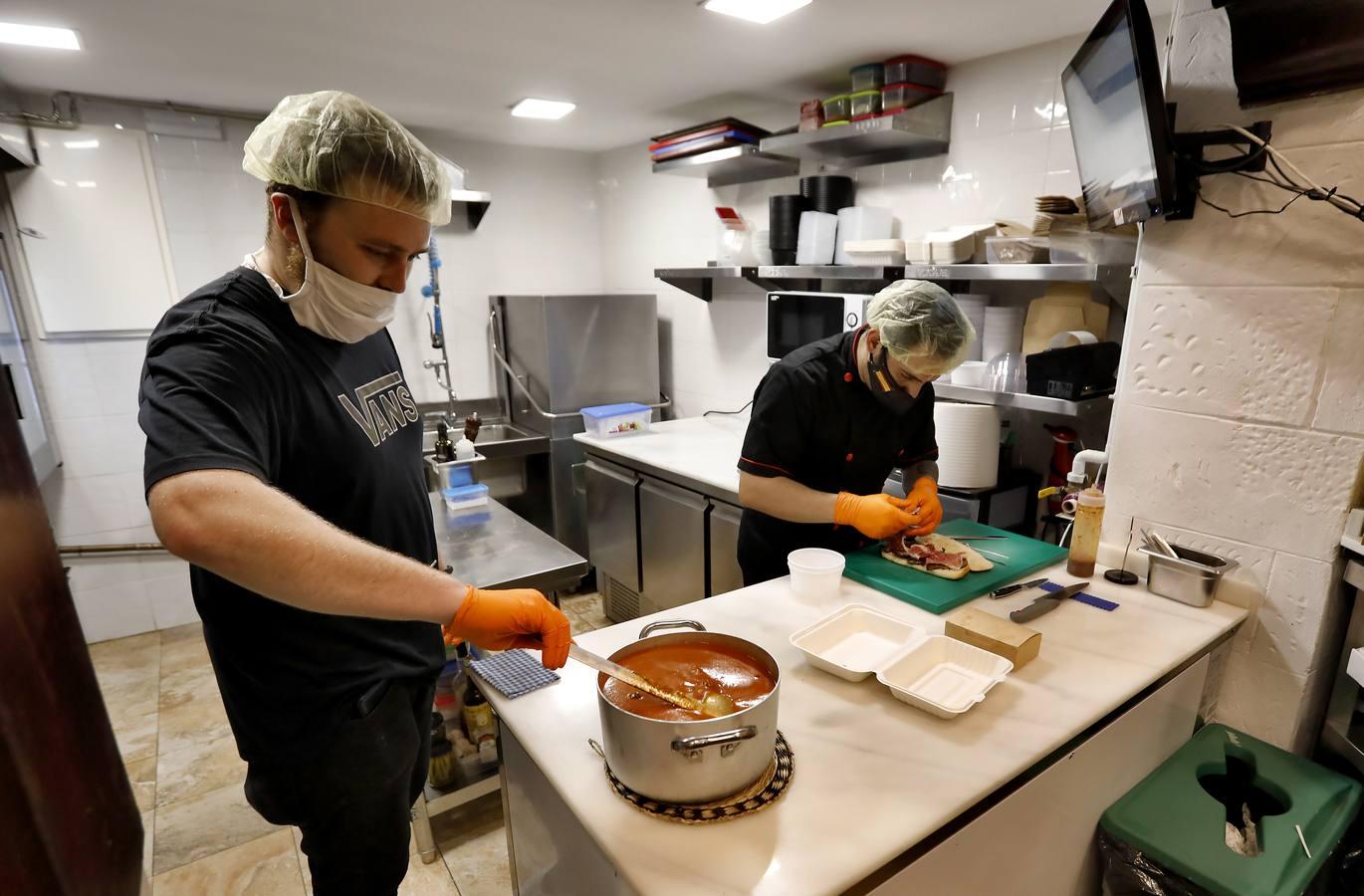 Algunos bares y restaurantes comienzan a servir comida en Sevilla