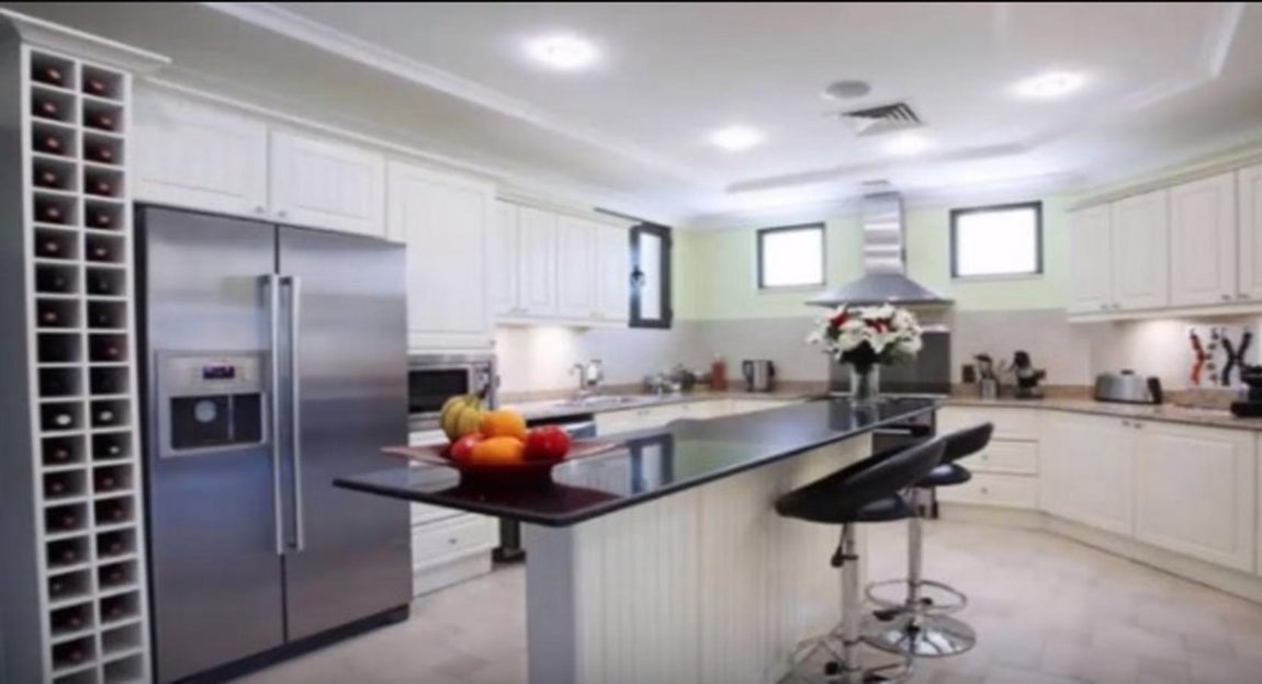 Cocina deluxe. La cocina es bastante amplia y equipada con muebles de estilo minimalista. No falta tampoco una pequeña bodega.