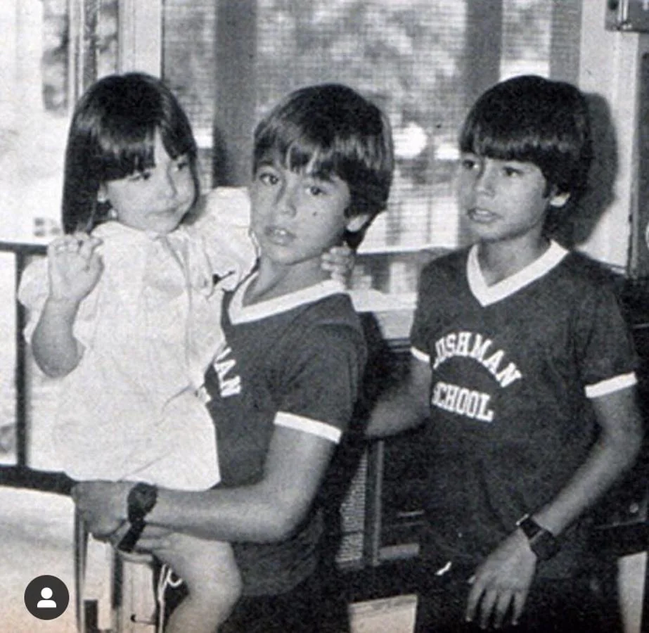 Tamara junto a sus hermanos Enrique y Julio José Iglesias