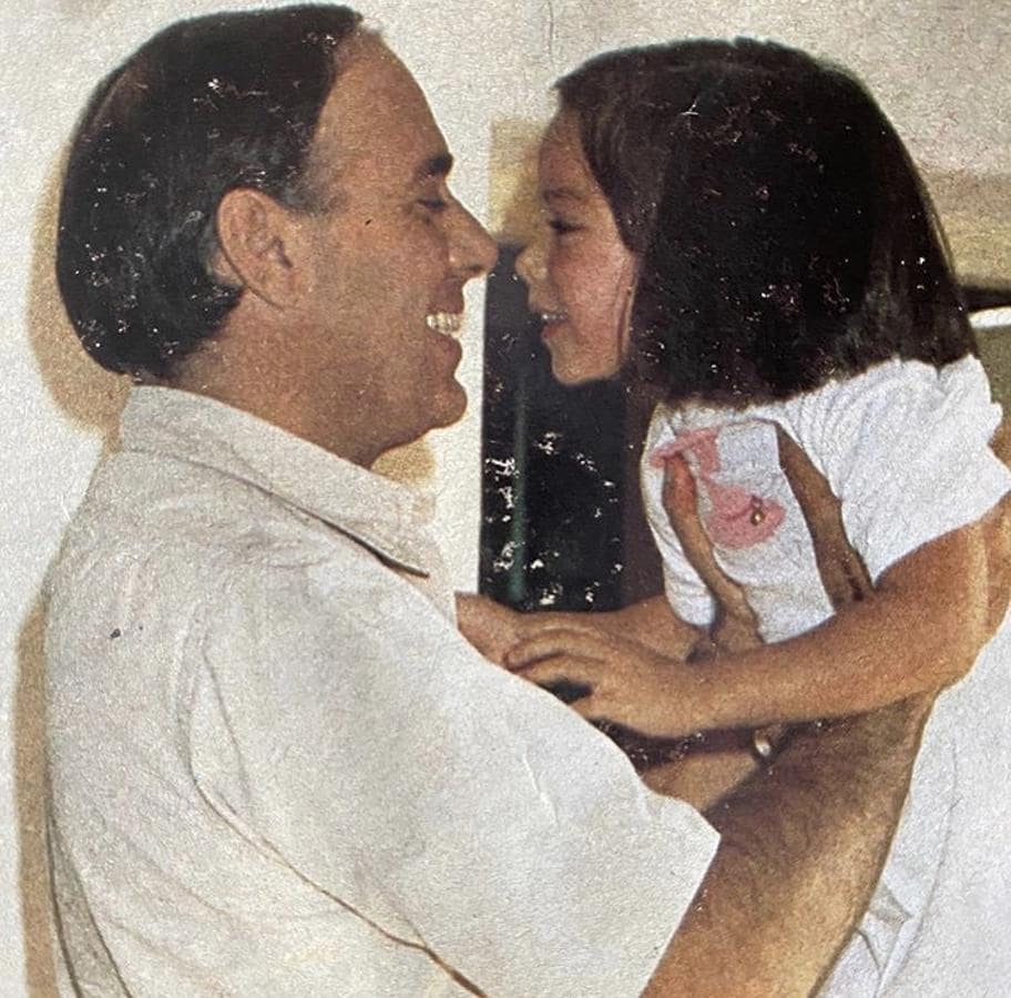 Carlos Falcó sostiene en brazos a Tamara