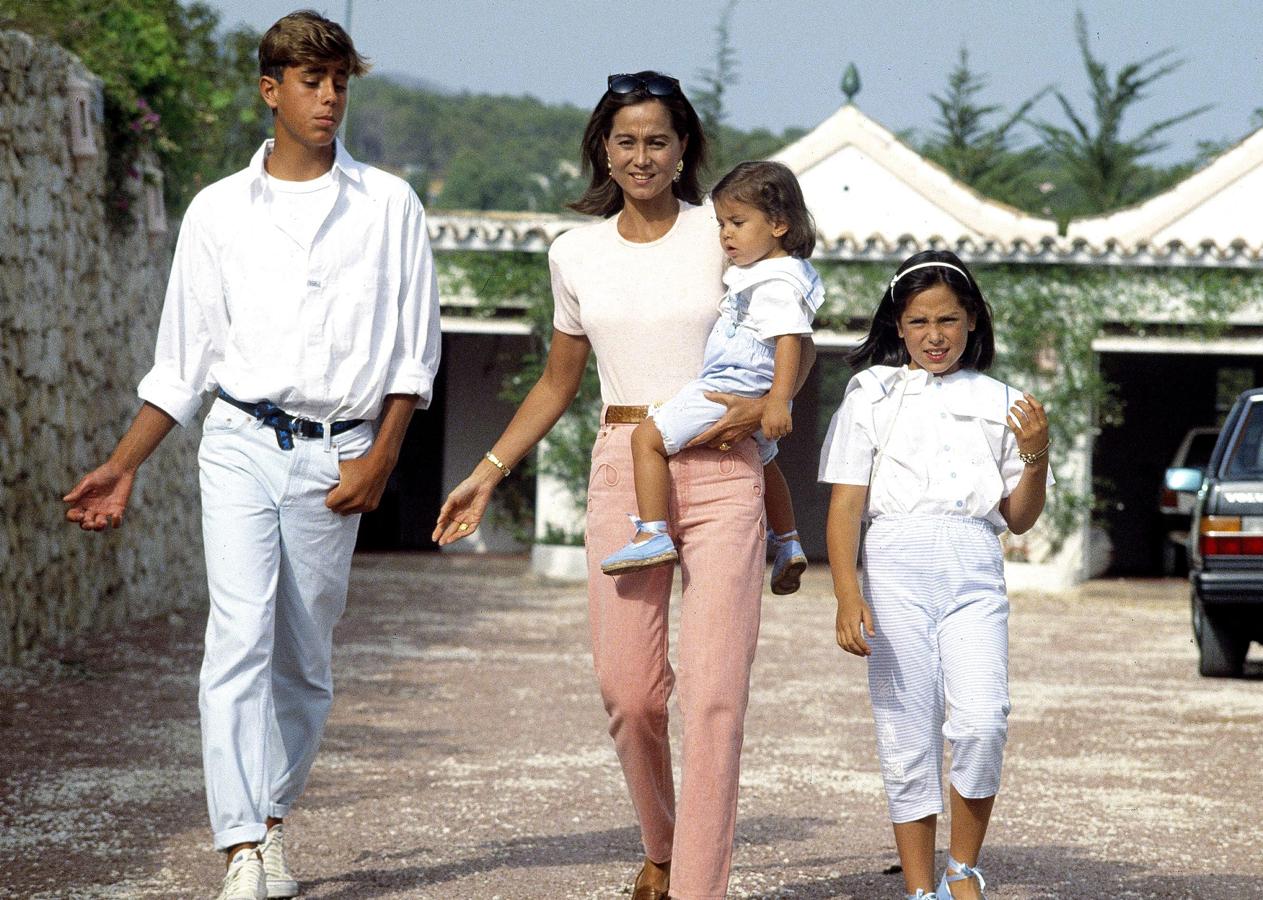 Tamara pasea junto a su madre dos de sus hermanos: Enrique Iglesias y Ana Boyer