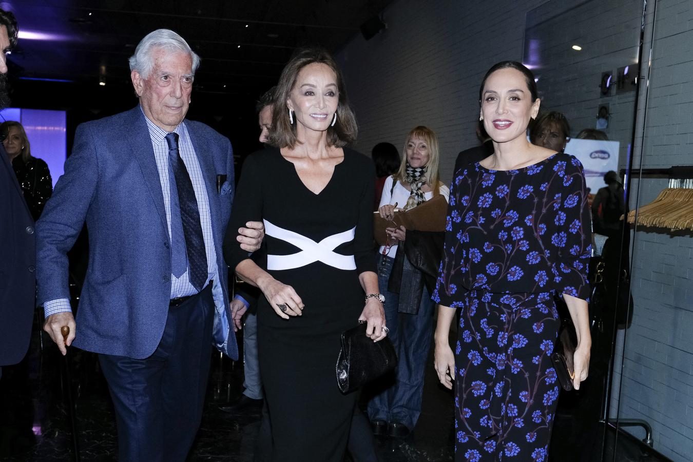 Junto a su madre y su pareja, Mario Vargas Llosa