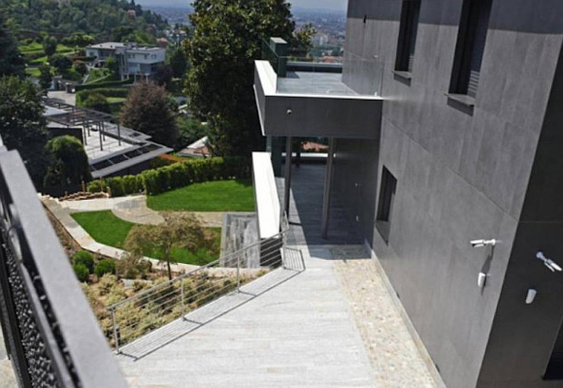 Múltiples terrazasy balcones. Uno de los impedimentos que presenta es la gran cantidad de cuestas y balcones que presenta -así como un pequeño puente- que pueden resultar un tanto peligrosos teniendo en cuenta que hay 4 niños pequeños.