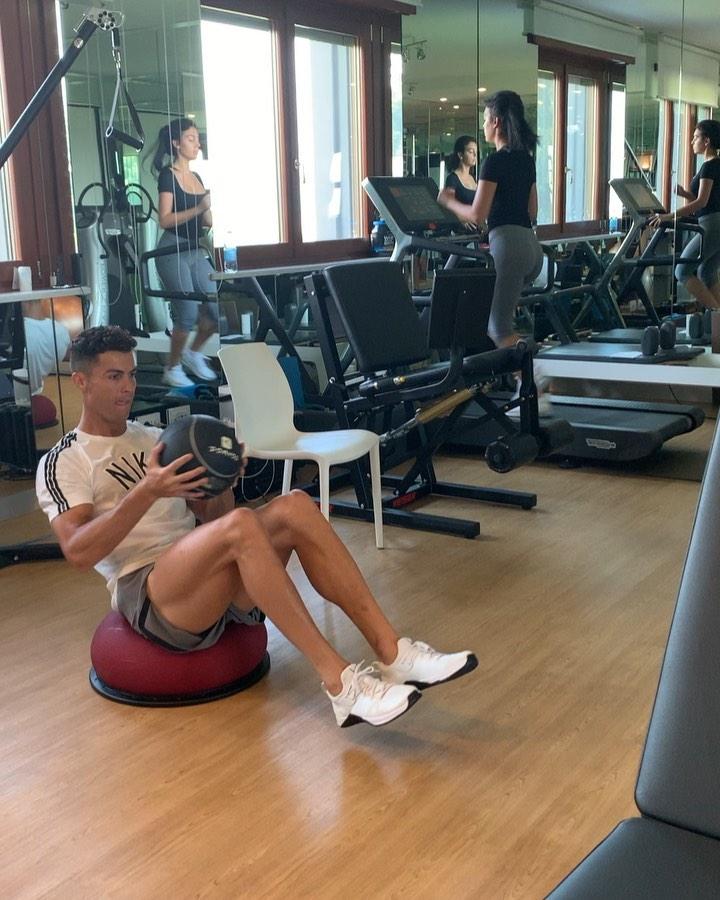 Gimnasio completamente equipado. Como era de esperar, no podía faltar un gimnasio completamente equipado. Aunque solo se conocen los detalles por las imágenes que publica en las redes sociales, hay quien asegura que la sala fitness se divide en dos partes, una en el interior y otra exterior para poder realizar diferentes tipos de disciplinas.