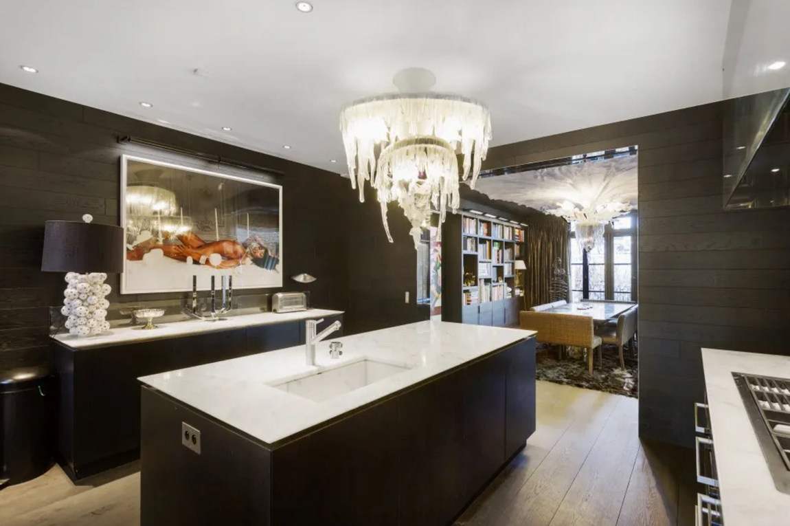 Ático en el Distrito 8, París. Entre sus muchos lujos destaca su terraza ajardinada de 36 metros cuadrados, un espacio único para disfrutar de las vistas, una área de biblioteca y una segunda terraza en el piso superior.