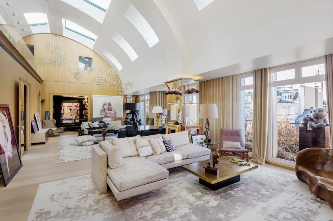 Ático en el Distrito 8, París. El apartamento se beneficia, también, del acceso a la piscina y el spa del hotel de 5 estrellas adyacente y al servicio de consejería 24 horas.