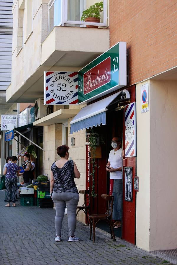 «Desescalada» en Sevilla: los comercios van abriendo sus puertas