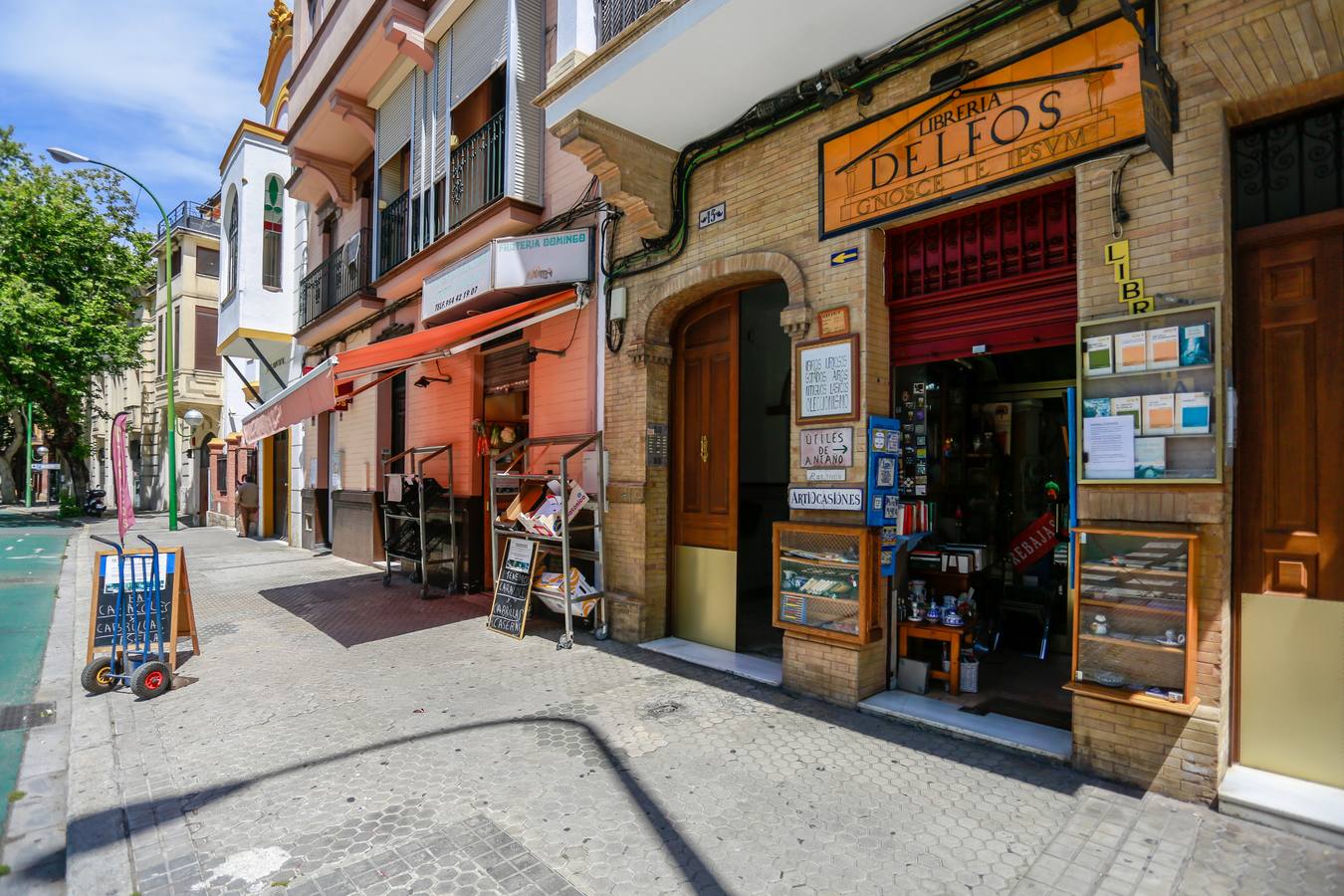 «Desescalada» en Sevilla: los comercios van abriendo sus puertas