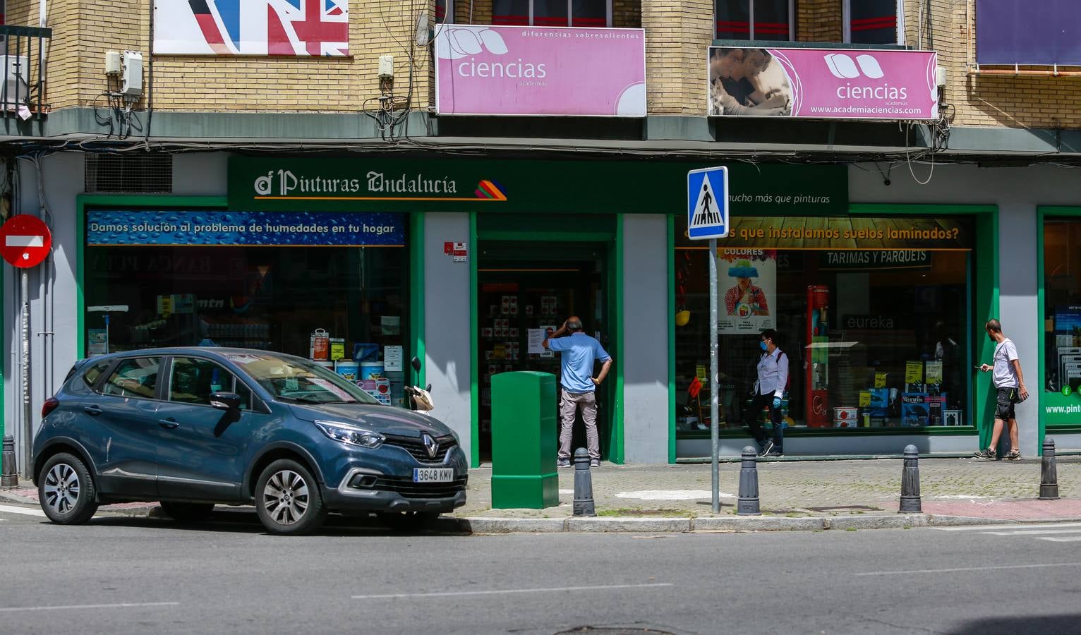 «Desescalada» en Sevilla: los comercios van abriendo sus puertas