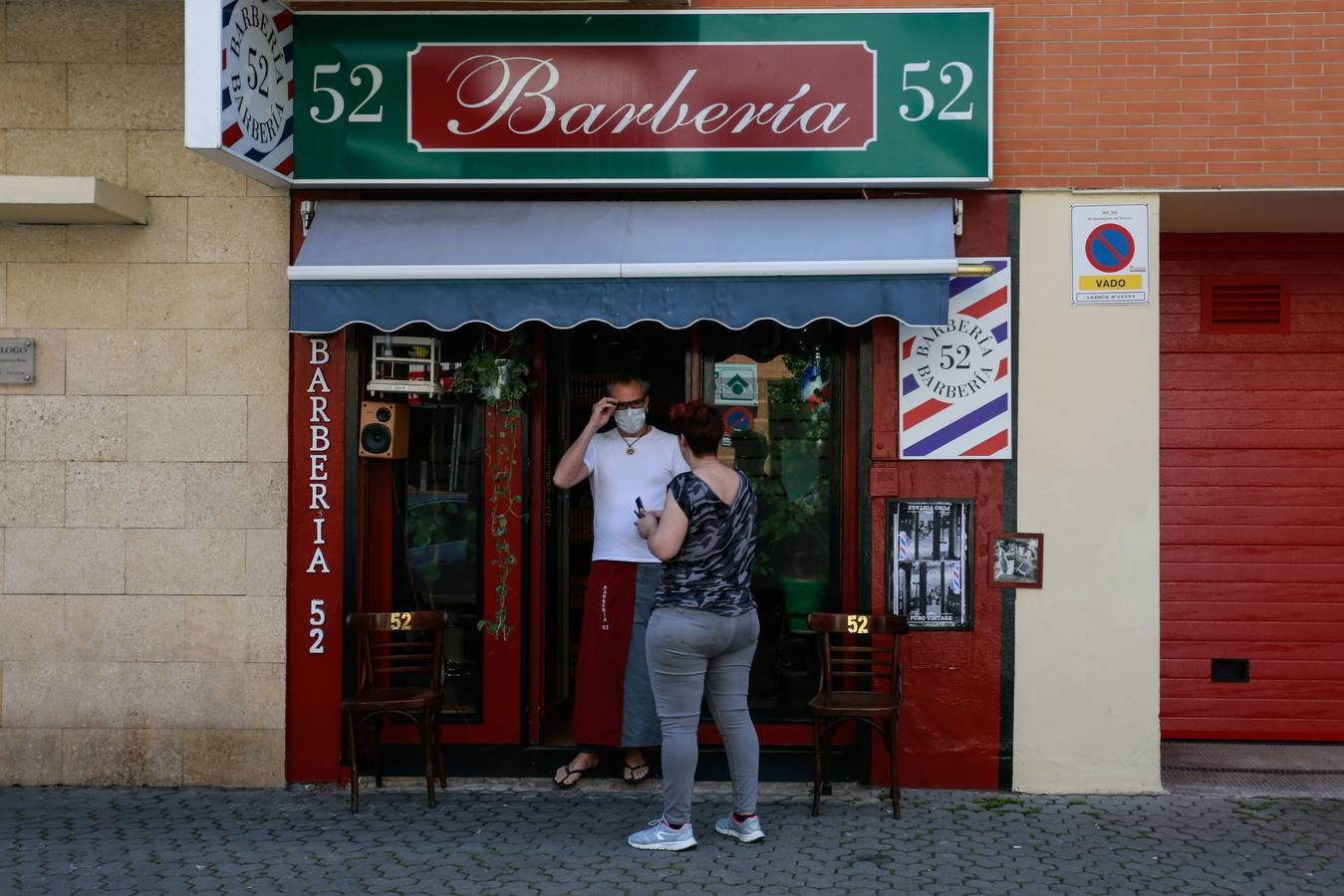 «Desescalada» en Sevilla: los comercios van abriendo sus puertas