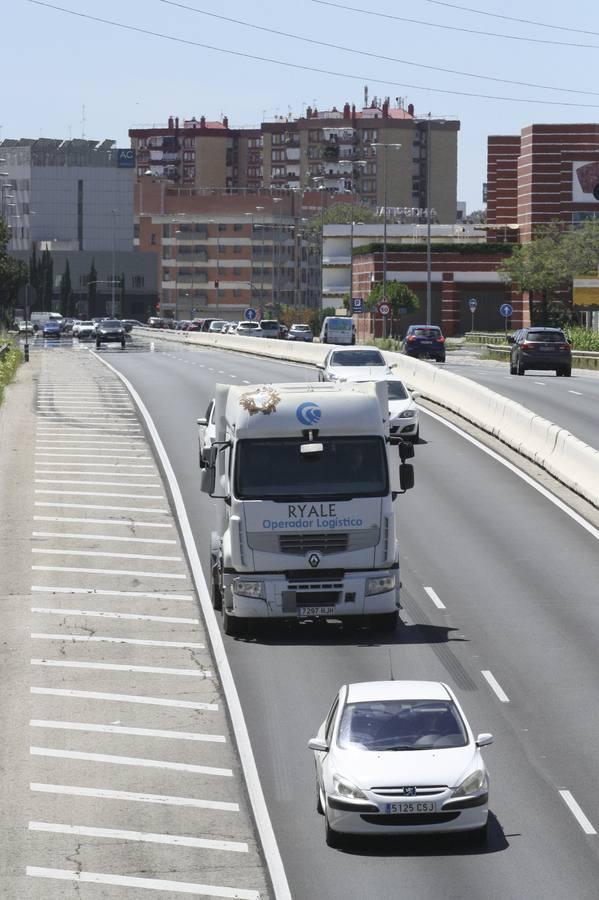 Los coches vuelven a tomar las calles de Sevilla