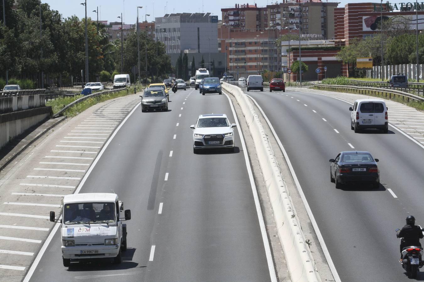 Los coches vuelven a tomar las calles de Sevilla