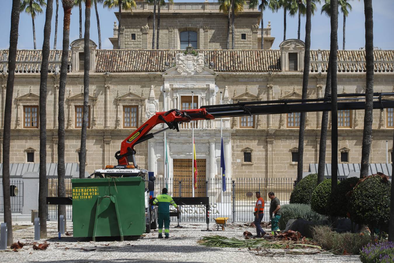 Las banderas ondean a media asta en Sevilla en señal de luto