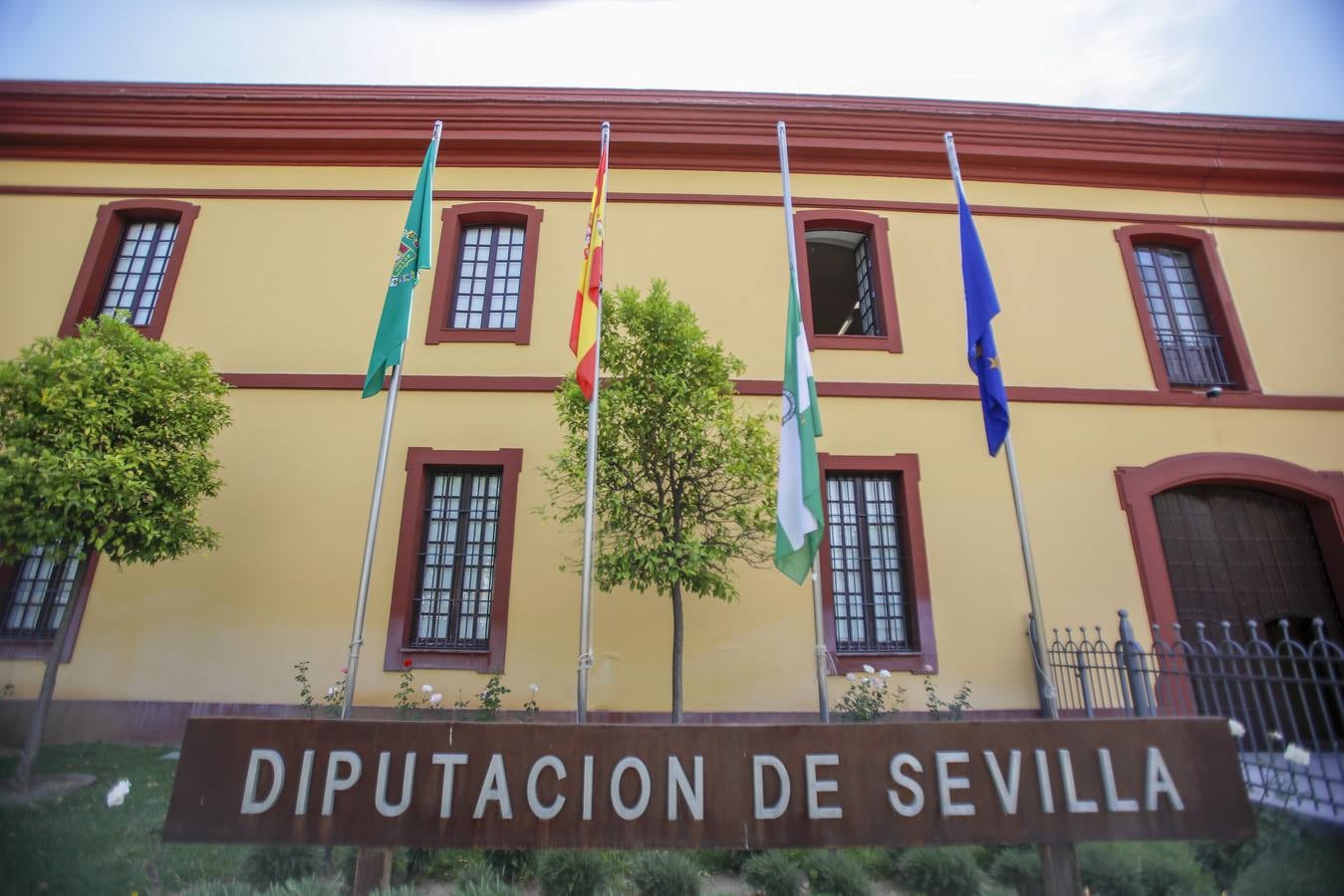 Las banderas ondean a media asta en Sevilla en señal de luto