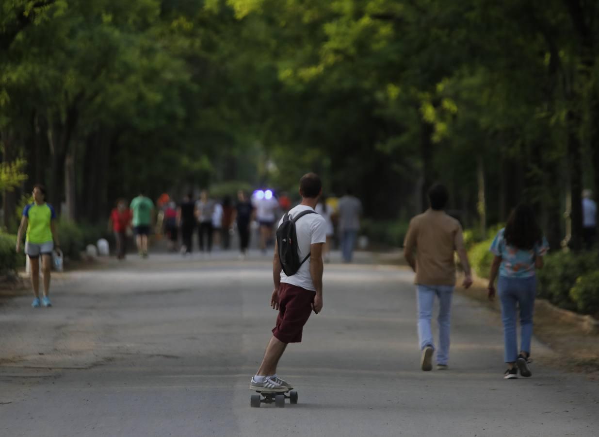 Deportistas y paseantes toman las calles de una Sevilla desescalada