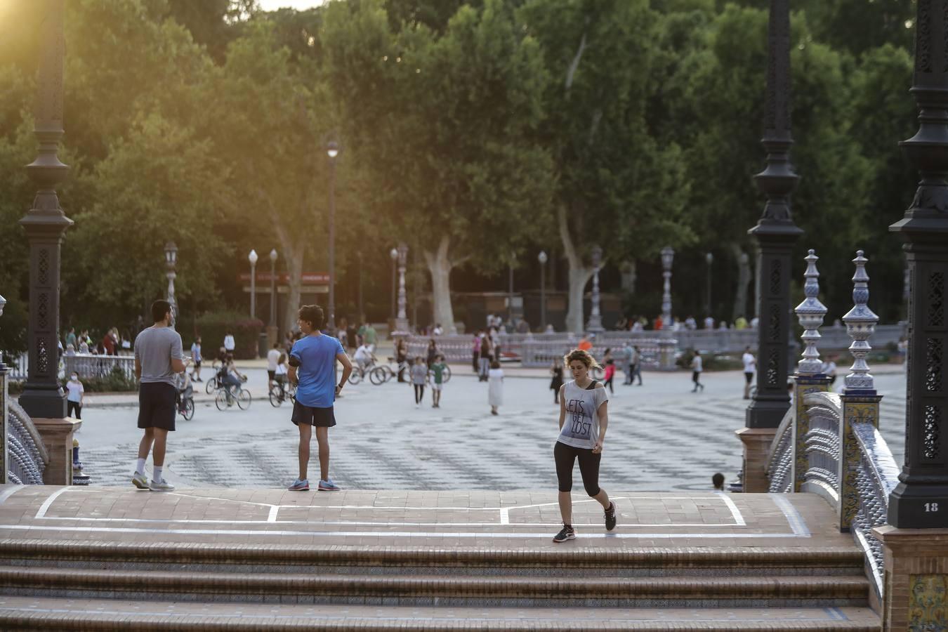 Deportistas y paseantes toman las calles de una Sevilla desescalada