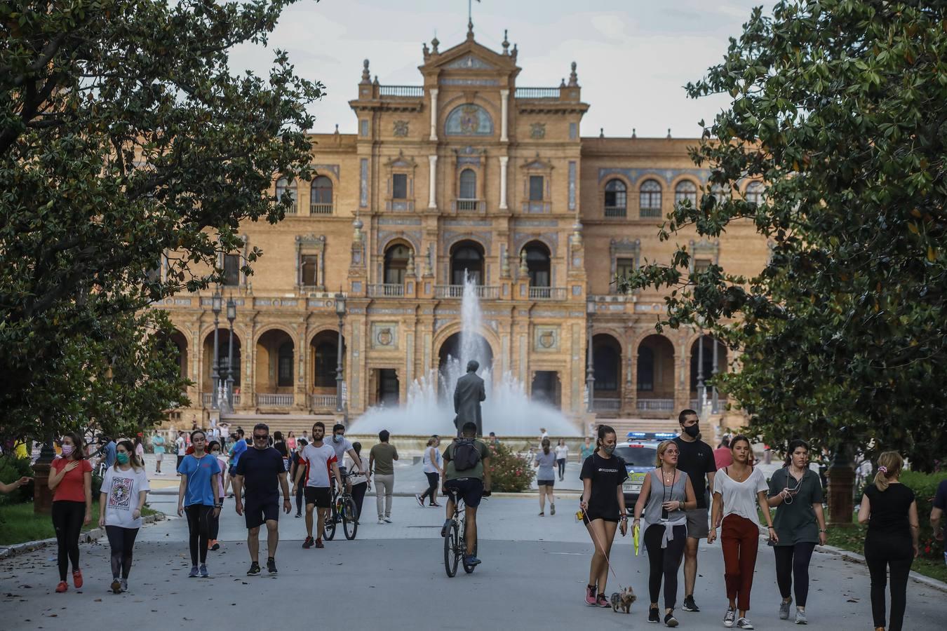 Deportistas y paseantes toman las calles de una Sevilla desescalada