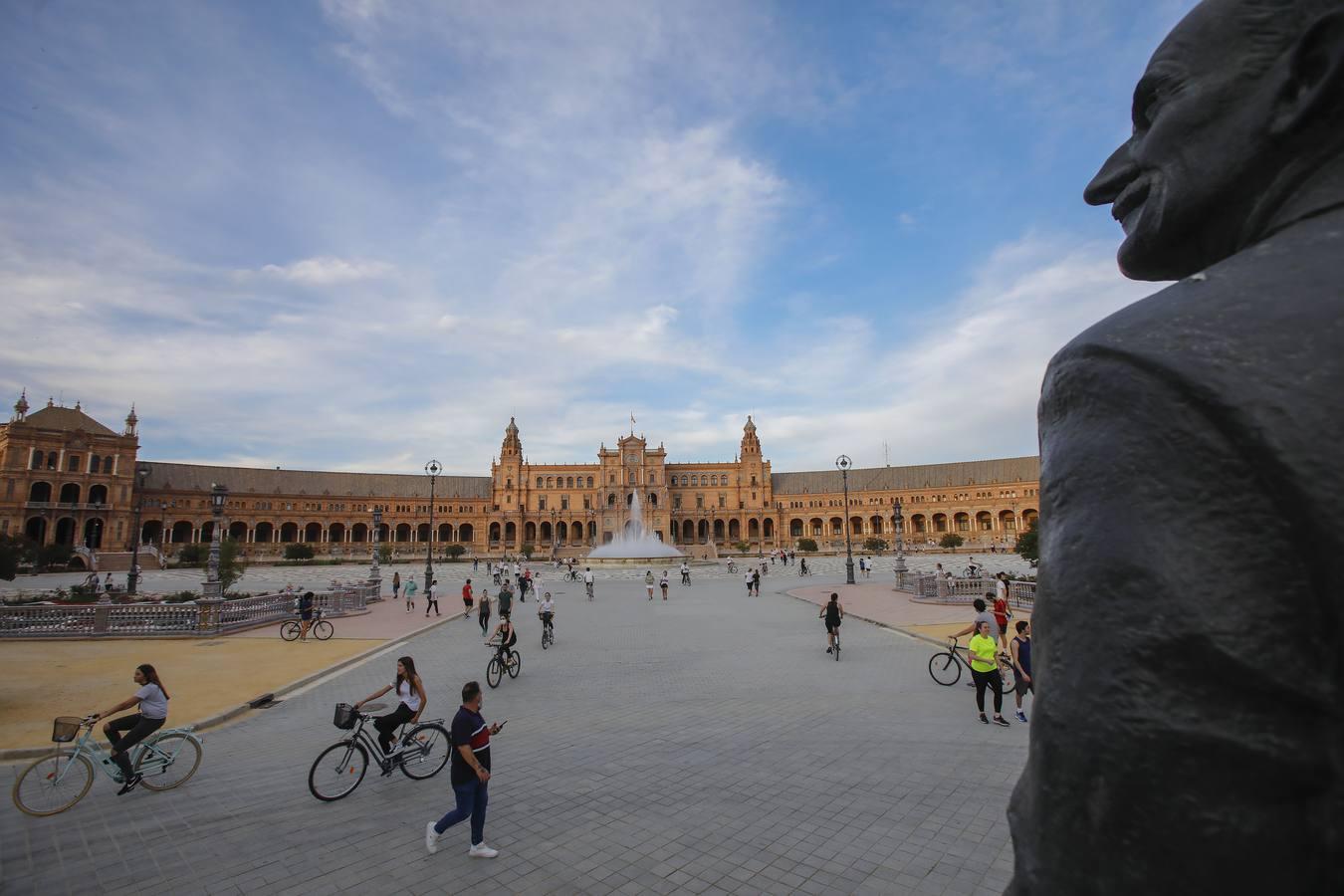 Deportistas y paseantes toman las calles de una Sevilla desescalada