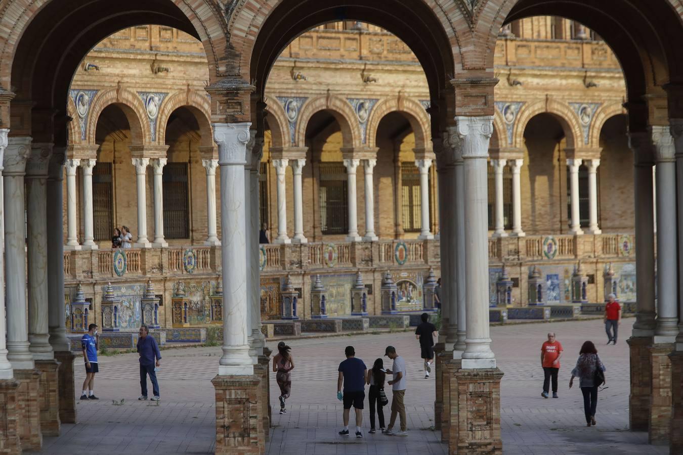 Deportistas y paseantes toman las calles de una Sevilla desescalada