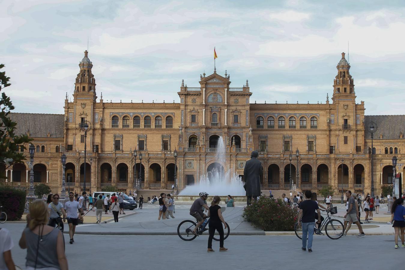 Deportistas y paseantes toman las calles de una Sevilla desescalada