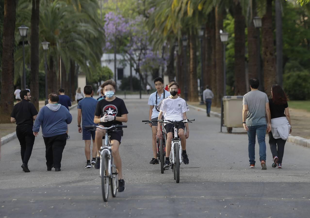 Deportistas y paseantes toman las calles de una Sevilla desescalada