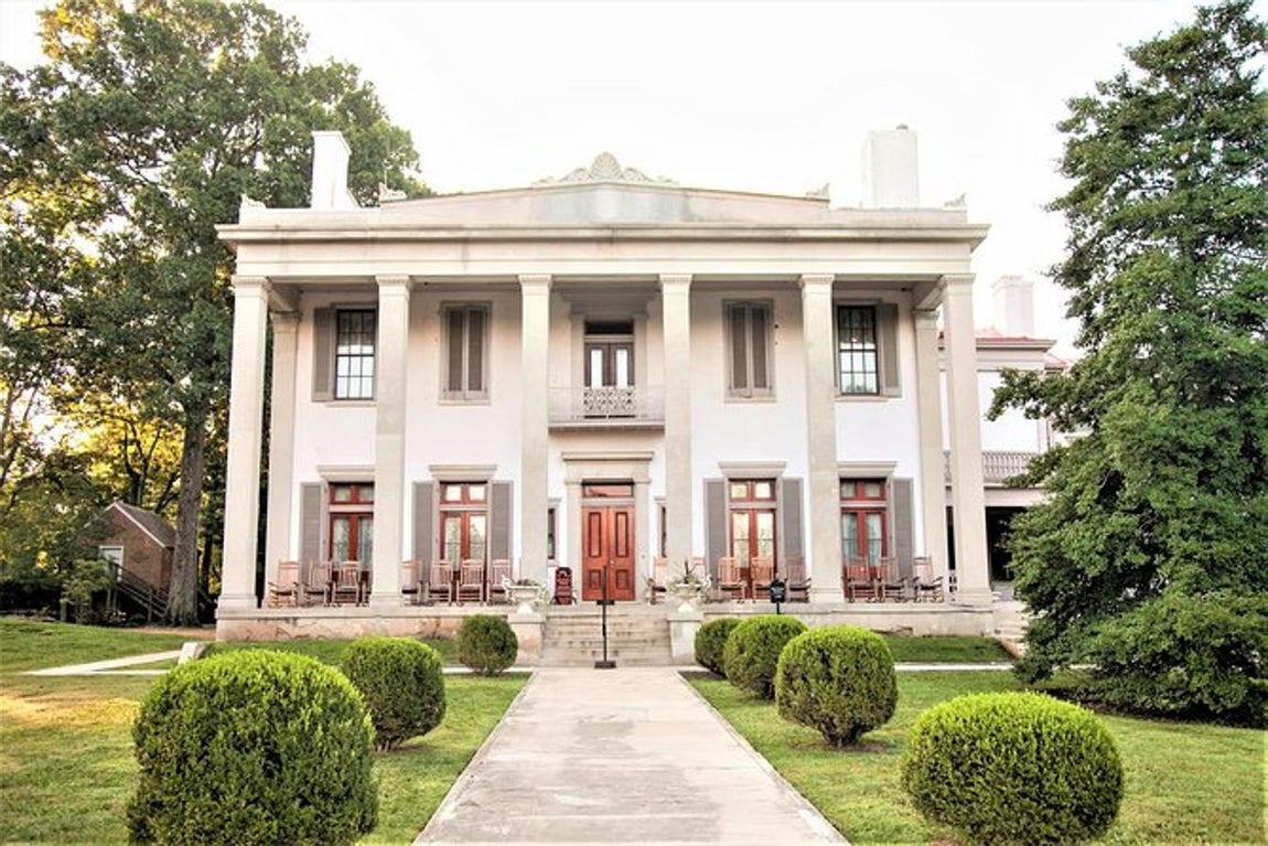 10- Belle Meade, Tennessee. Nos encontramos ante otro caso en el que un barro alcanza semejantes dimensiones que podría pasar por una ciudad. En este caso una de las señas más características del paisaje son sus majestuosas mansiones donde viven, entre otros, Taylor Swift o Al Gore.