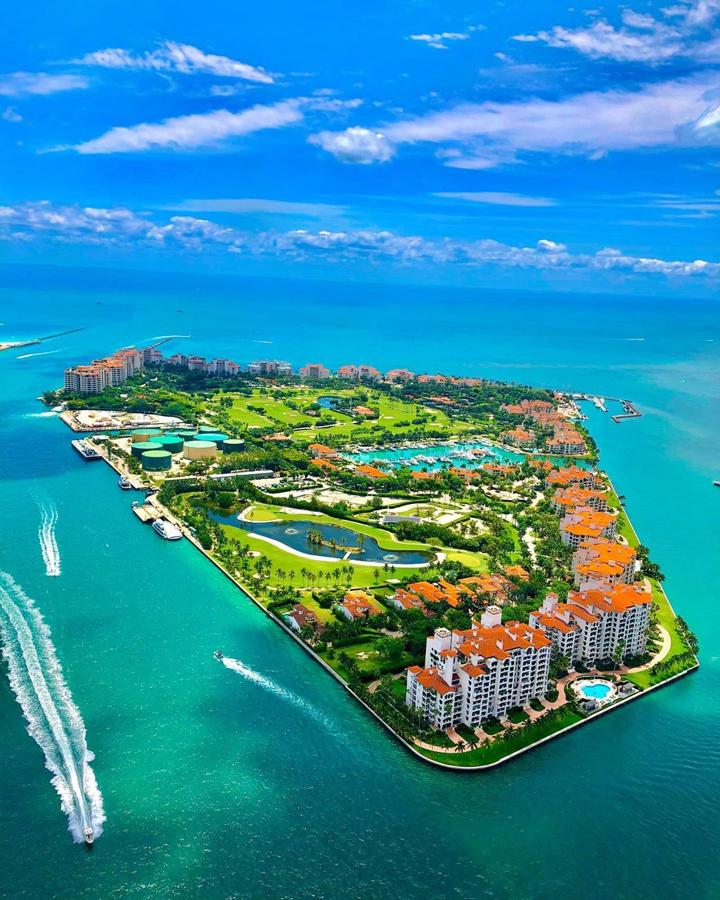 1- Fisher Island, Florida. Esta isla situada al sur de Miami comenzó a reconocerse como un paraíso para los millonarios ya que era una de las residencias vacacionales de la familia Vanderbilt, una de las más importantes del país. Entre otras cosas, Fisher Island registra el código postal más rico y la media de ganancias de sus habitantes es de 1,1 millones de dólares según afirma la CNN.
