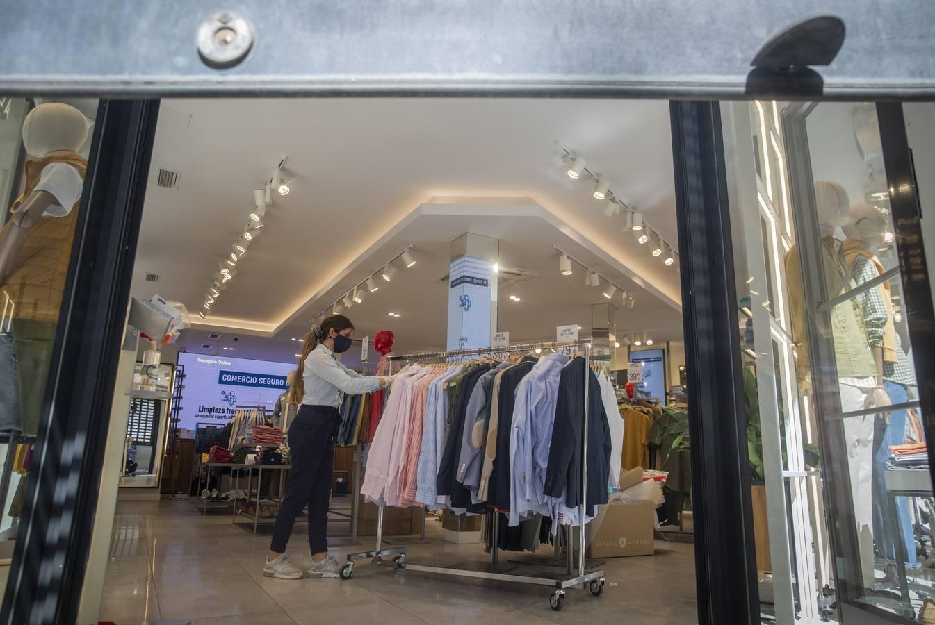 Los comercios de Sevilla se preparan para abrir sus puertas