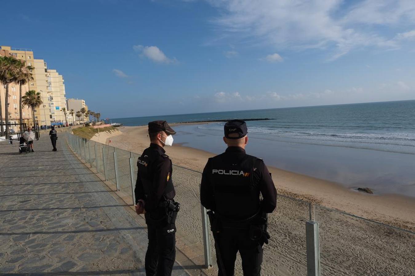 FOTOS: Agentes vigilan que no se practique surf por la tarde en Cádiz