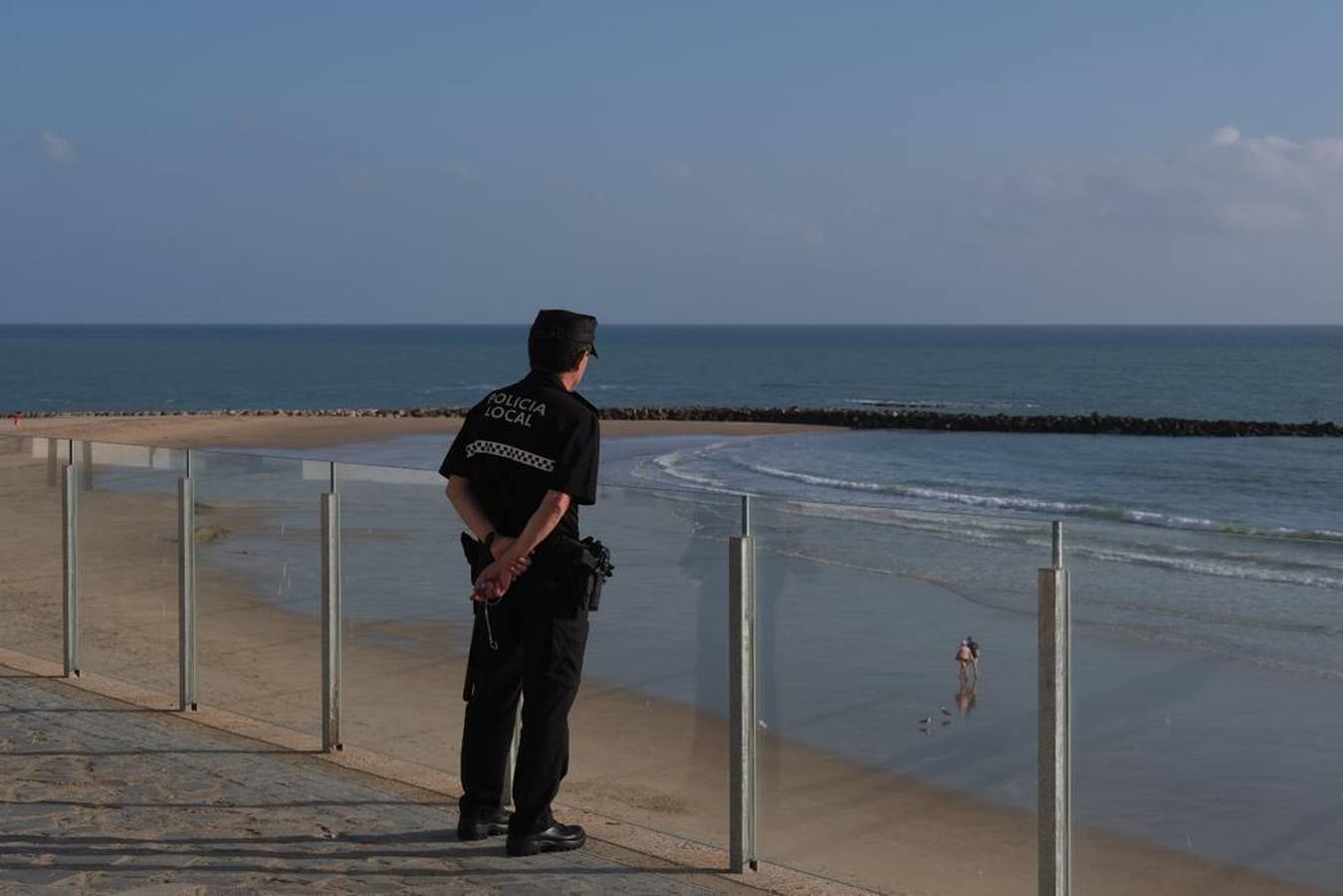 FOTOS: Agentes vigilan que no se practique surf por la tarde en Cádiz