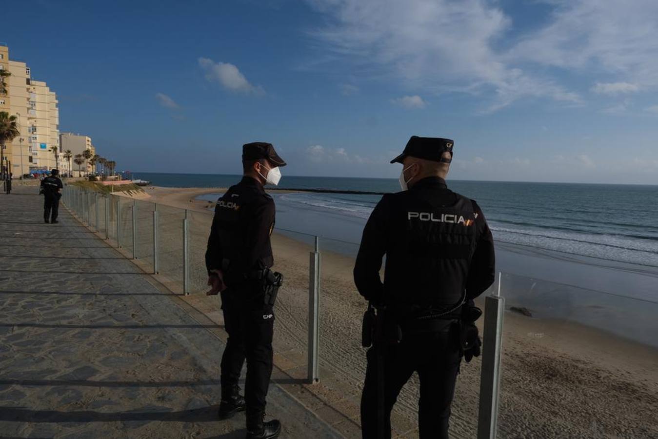 FOTOS: Agentes vigilan que no se practique surf por la tarde en Cádiz