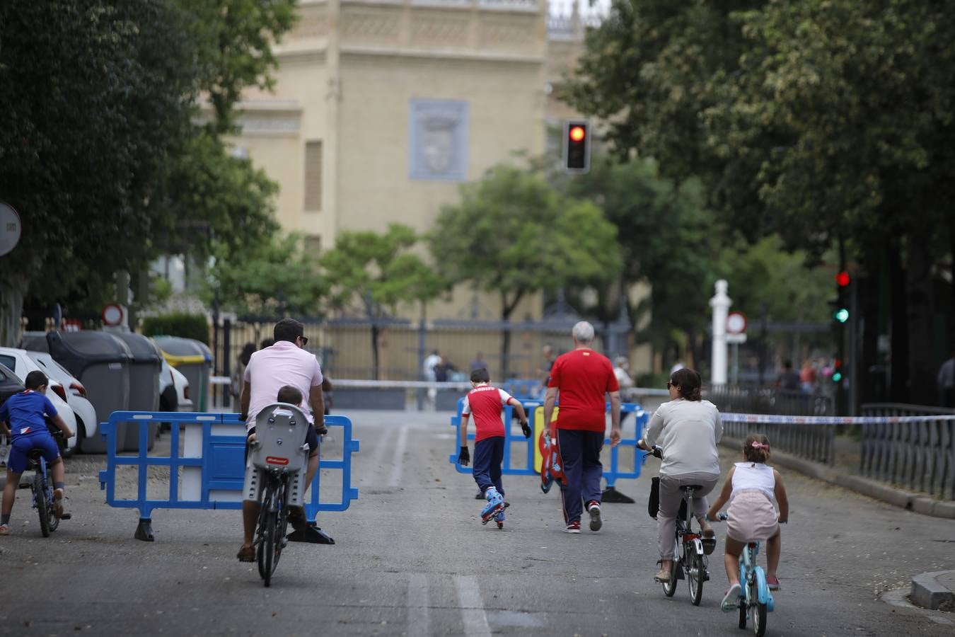 «Buen funcionamiento» del primer día de peatonalización de grandes vías en Sevilla