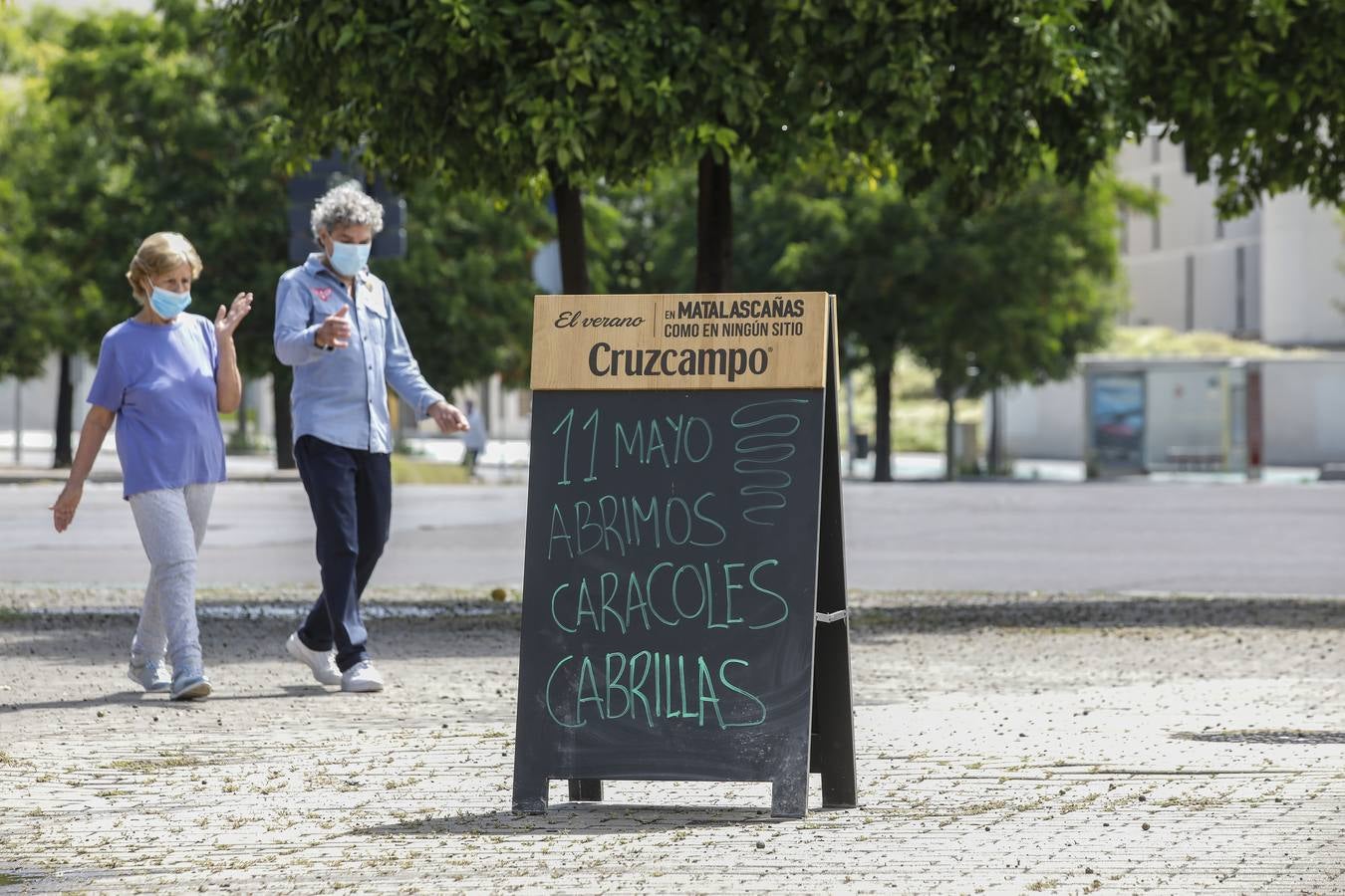 Bares y comercios se preparan para abrir este lunes en Sevilla