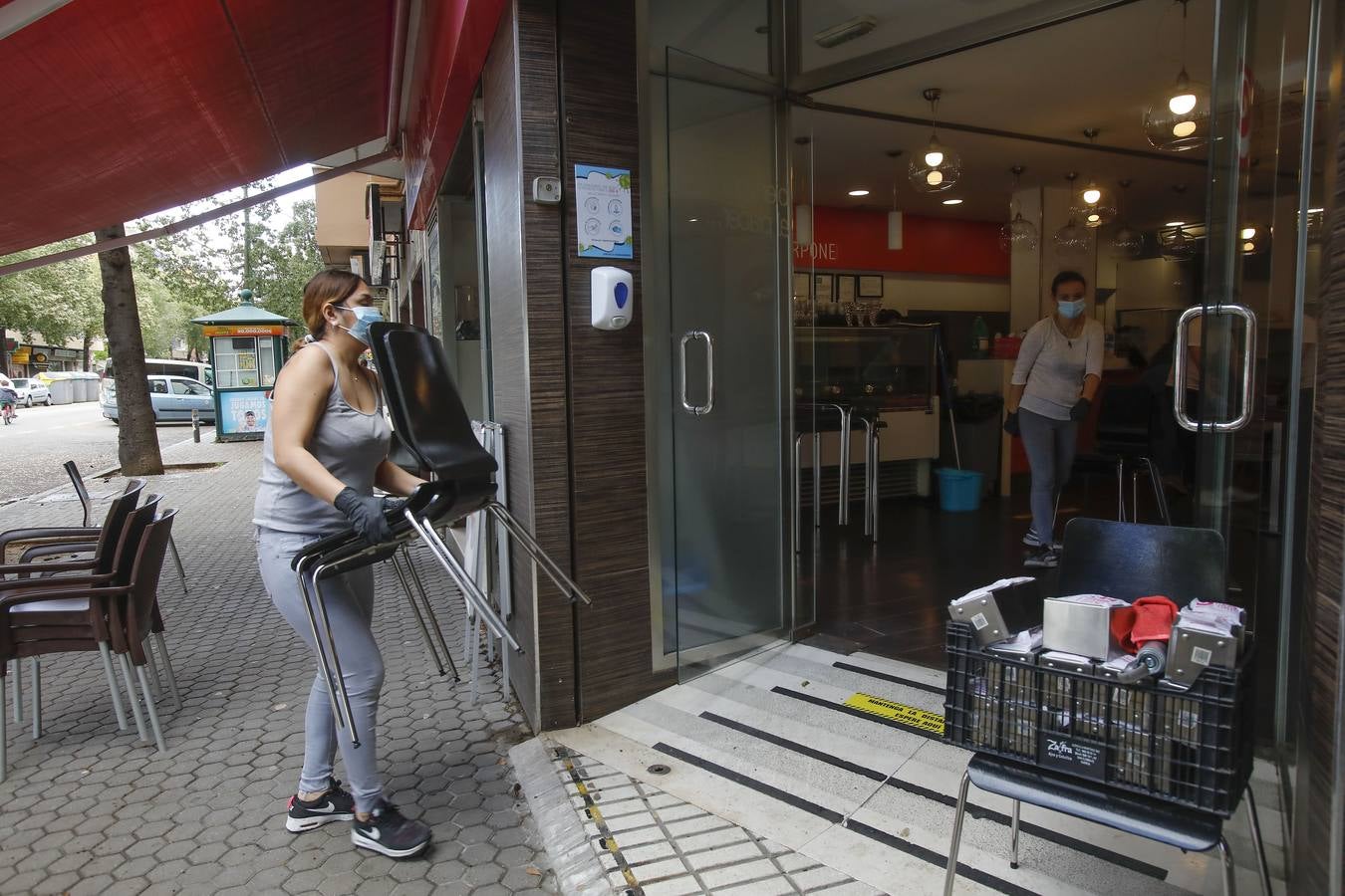 Bares y comercios se preparan para abrir este lunes en Sevilla