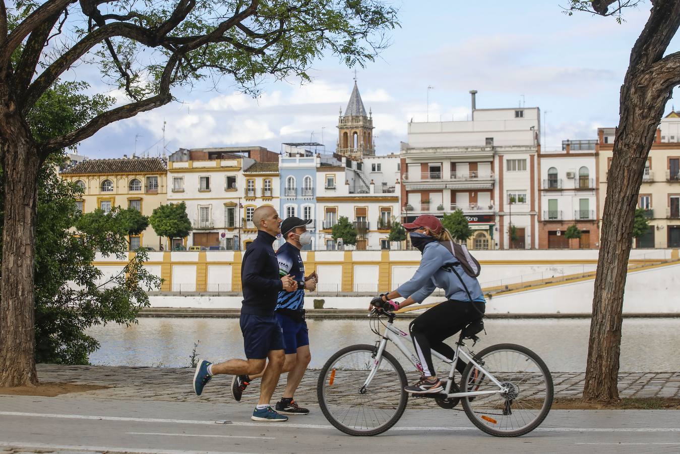 Sevilla, tomada por paseantes y deportistas