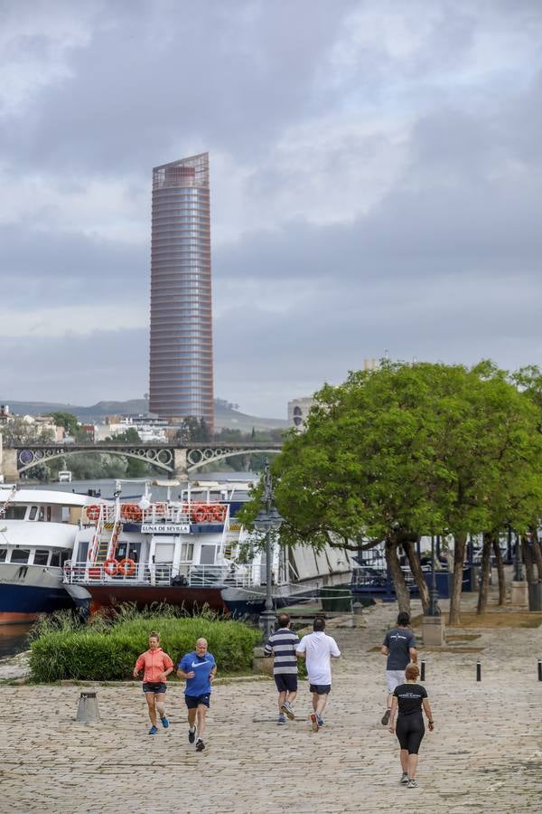 Sevilla, tomada por paseantes y deportistas