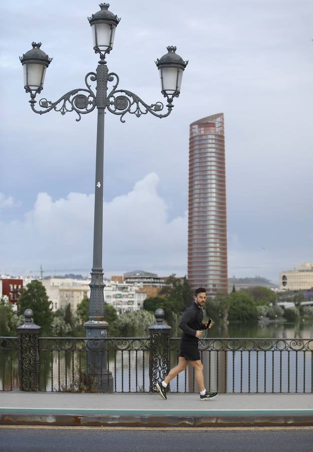 Sevilla, tomada por paseantes y deportistas