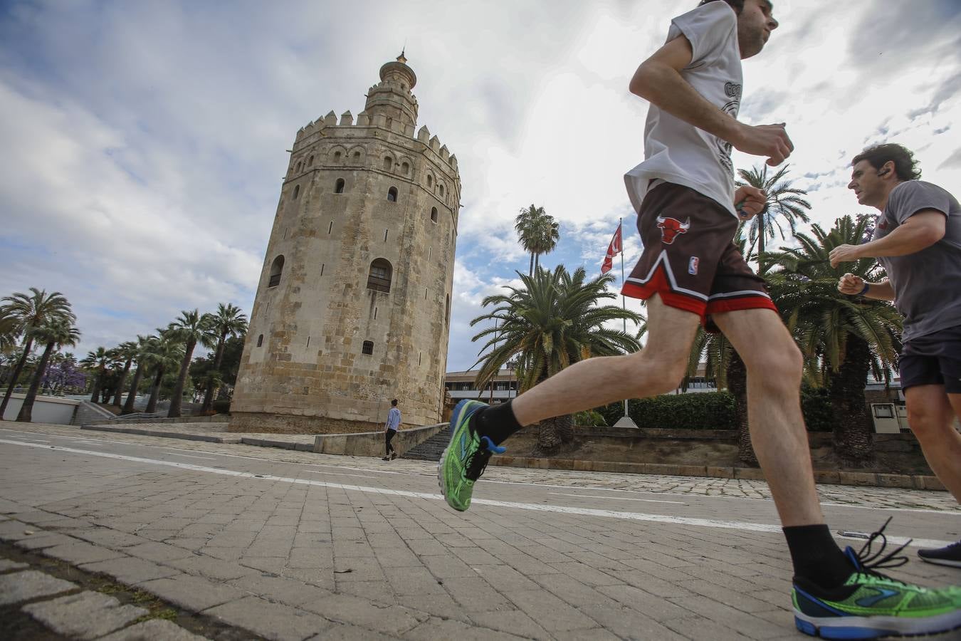 Sevilla, tomada por paseantes y deportistas