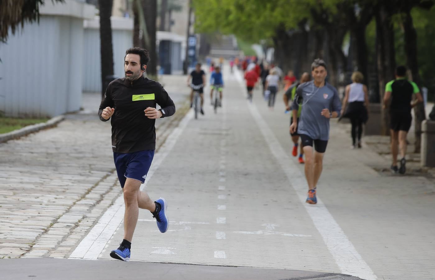 Sevilla, tomada por paseantes y deportistas