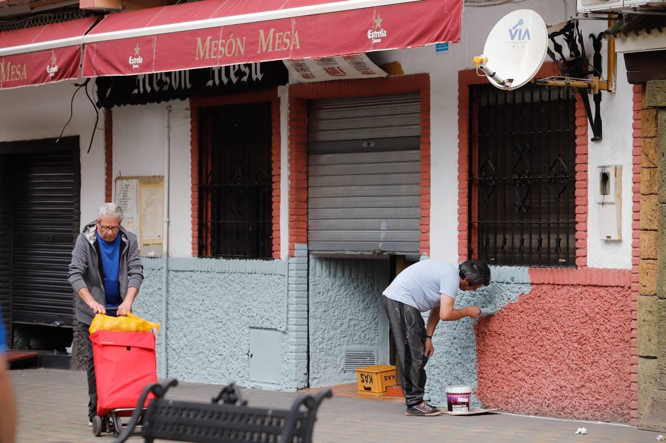 Los últimos retoques de bares y comercios para abrir, en imágenes