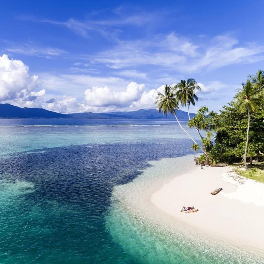 Rincones paradisíacos sin Covid-19. Por extraño que parezca, todavía hay territorios a los que no ha llegado el Covid-19. El cierre de fronteras unido a que se trata de islas del Pacífico de difícil acceso los ha convertido en lugares libres del virus. En ellos se vive con relativa normalidad sabiendo que nadie puede entrar ni salir, eso sin mencionar que su naturaleza salvaje y playas de ensueño están más pulcros que hace décadas. Sin embargo, sus habitantes no están completamente tranquilos ya que precisamente los motivos que los han salvado de la enfermedad son los mismos que, en el caso de que finalmente lograse llegar, dificultaría las labores sanitarias.