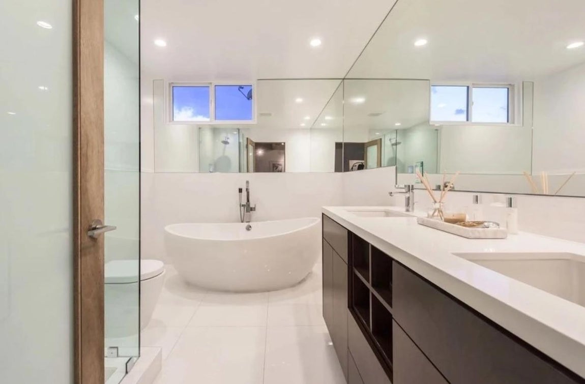 Cuatro dormitorios de tipo suite. Toda la familia es una enamorada de la arquitectura de interiores, por eso cada detalle está estudiado al milímetro para crear una atmósfera que transmita paz y serenidad tanto a través del mobiliario como con la paleta de color.